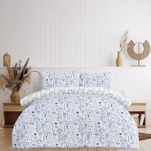 Luxury Soft Reversible Holiday Postcard Microfibre Duvet Cover and Pillowcases in Blue and White, W/D/H: 230 x 220 x 180 cm