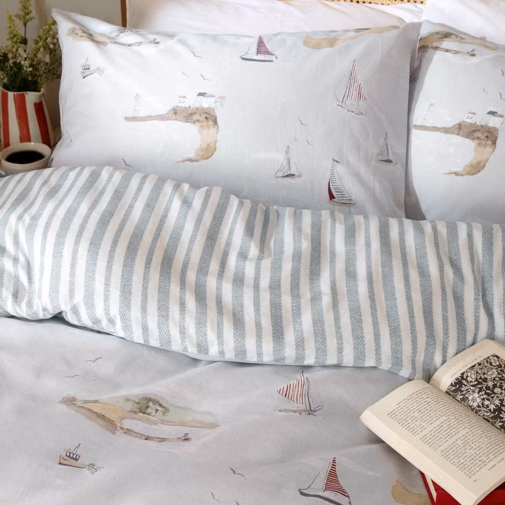 Wylder Abersoch Shore Reversible Combed Cotton Duvet Cover Set in Blue and White, W/H: 137 x 200 cm – 2