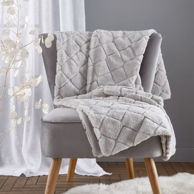 Catherine Lansfield Cosy Diamond Faux Fur Throw in Silver Grey, W/H: 130 x 170 cm – 3
