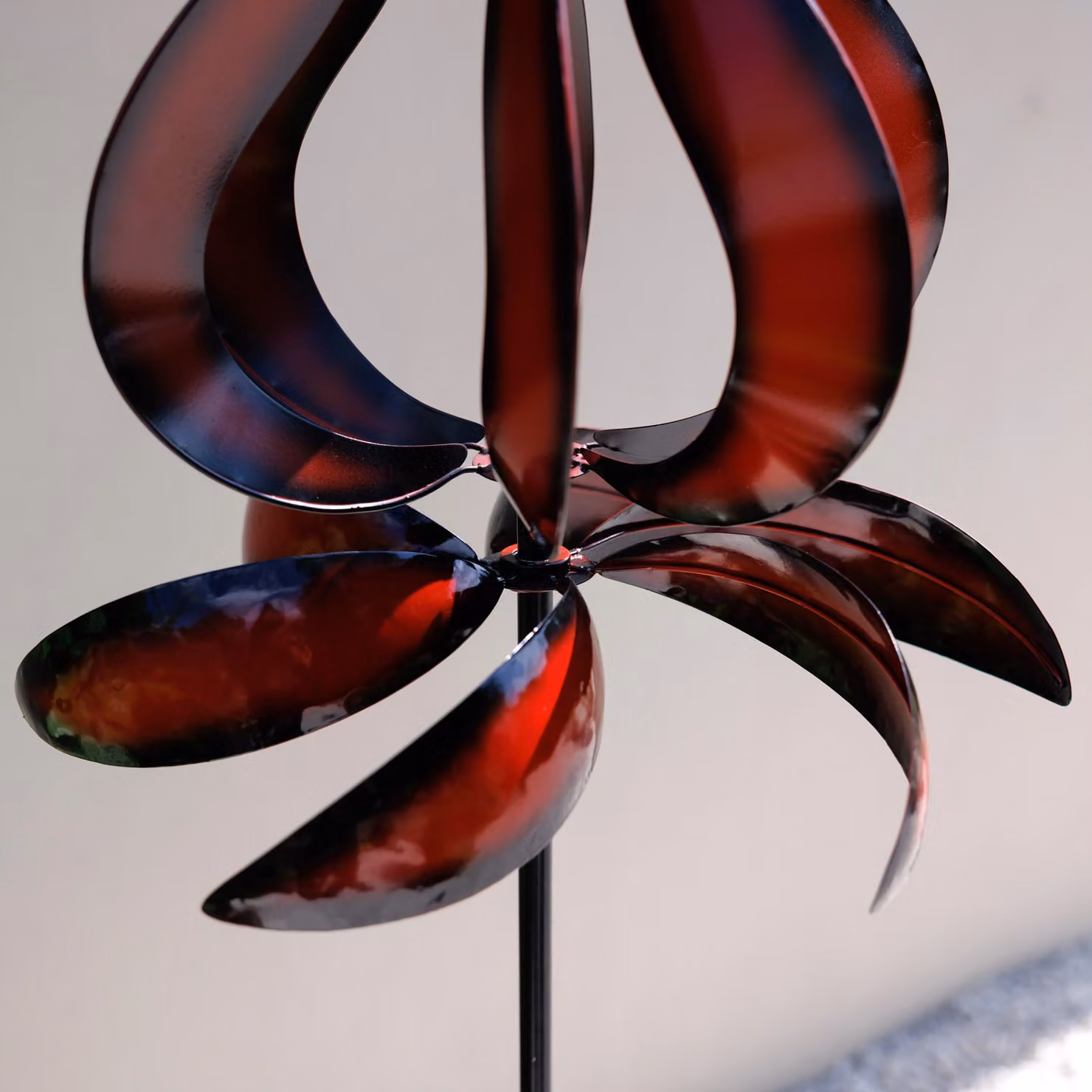 Primrose Metal Flutter Bulb Kinetic Wind Spinner in Red – 3