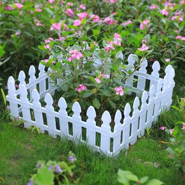 Livingandhome Pack of 4 White Plastic Picket Garden Edging