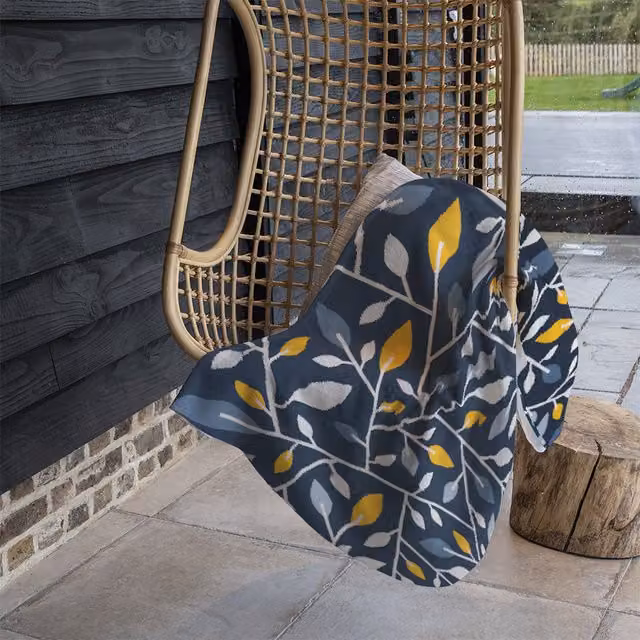 Benjamin Tate Design Geometric Abstract Fleece Blanket in Blue and Beige, W/D/H: 120 x 150 cm – 1