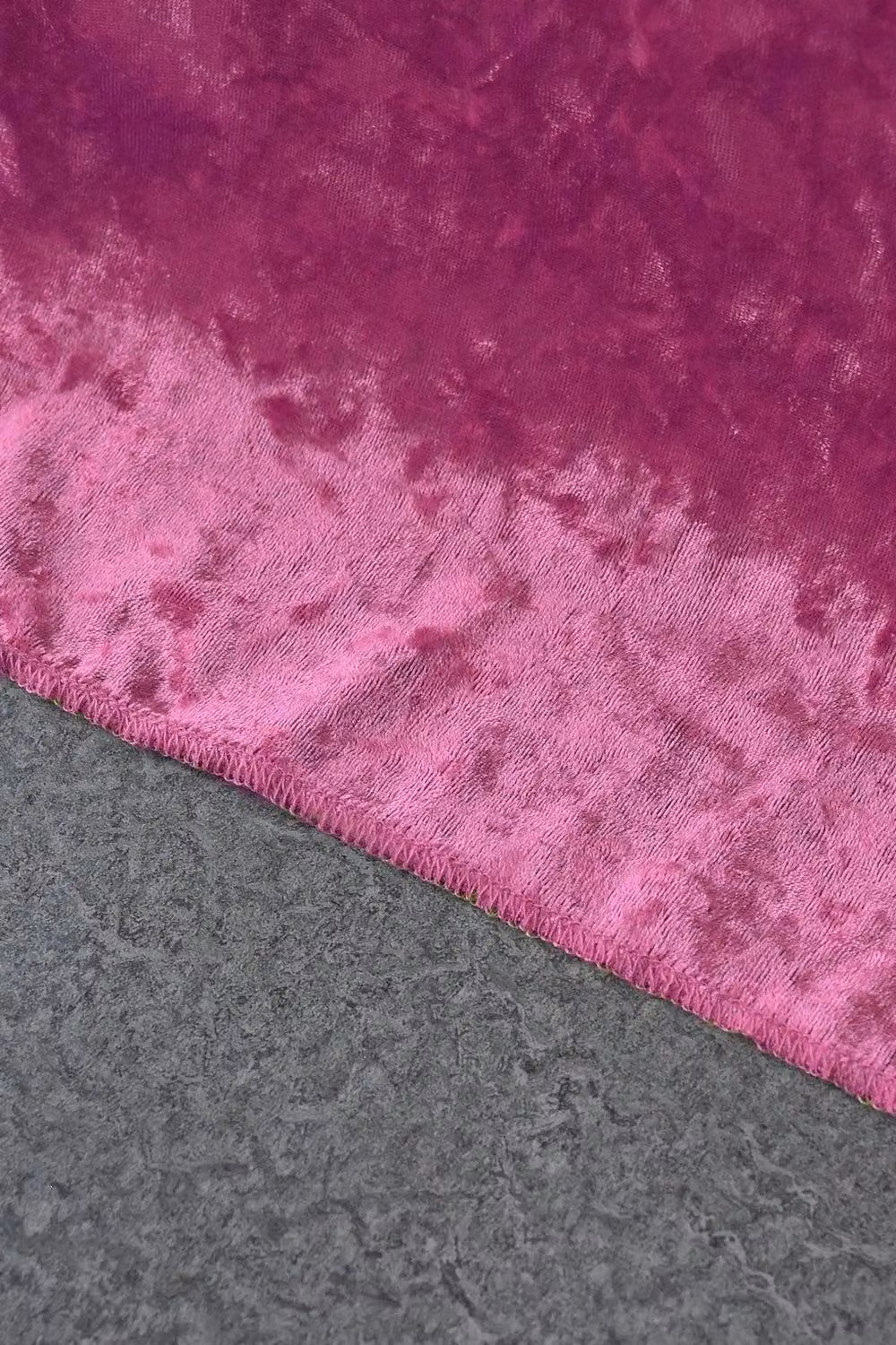 Neel Blue Crushed Velvet Table Runner in Pink, W/H: 33 x 274 cm – 1