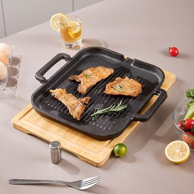Livingandhome Uncoated Cast Iron Frying Pan with Pouring Spout, Black