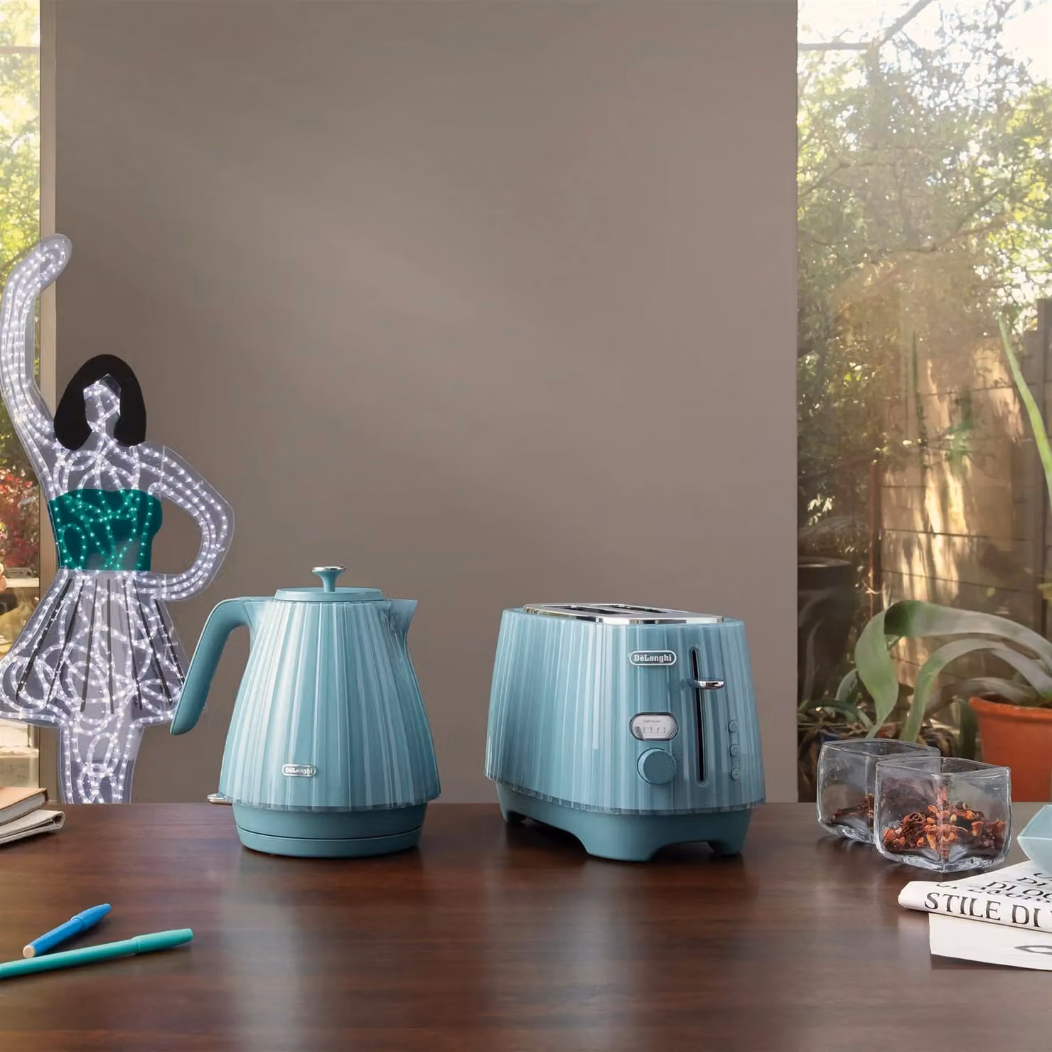 DeLonghi Ballerina Kettle and 4-Slice Toaster Set in Green – 2