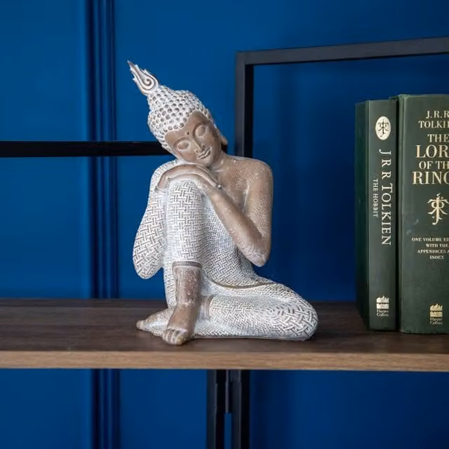 Madison & Mayfair Small Sitting Buddha Resin Ornament in Stone Grey and Beige, H: 14.0 cm, W: 18.5 cm, D: 27.0 cm