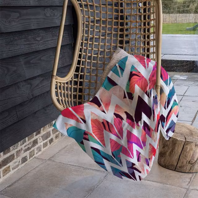 Benjamin Tate Design Tropical Geometric Zig Zags Fleece Blanket in Pink, Beige and Multicolour, W/D/H: 120 x 150 cm