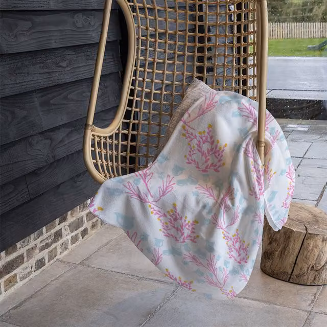 Benjamin Tate Design Pink and Blue Floral Fleece Blanket, W/D/H: 120 x 150 cm – 1