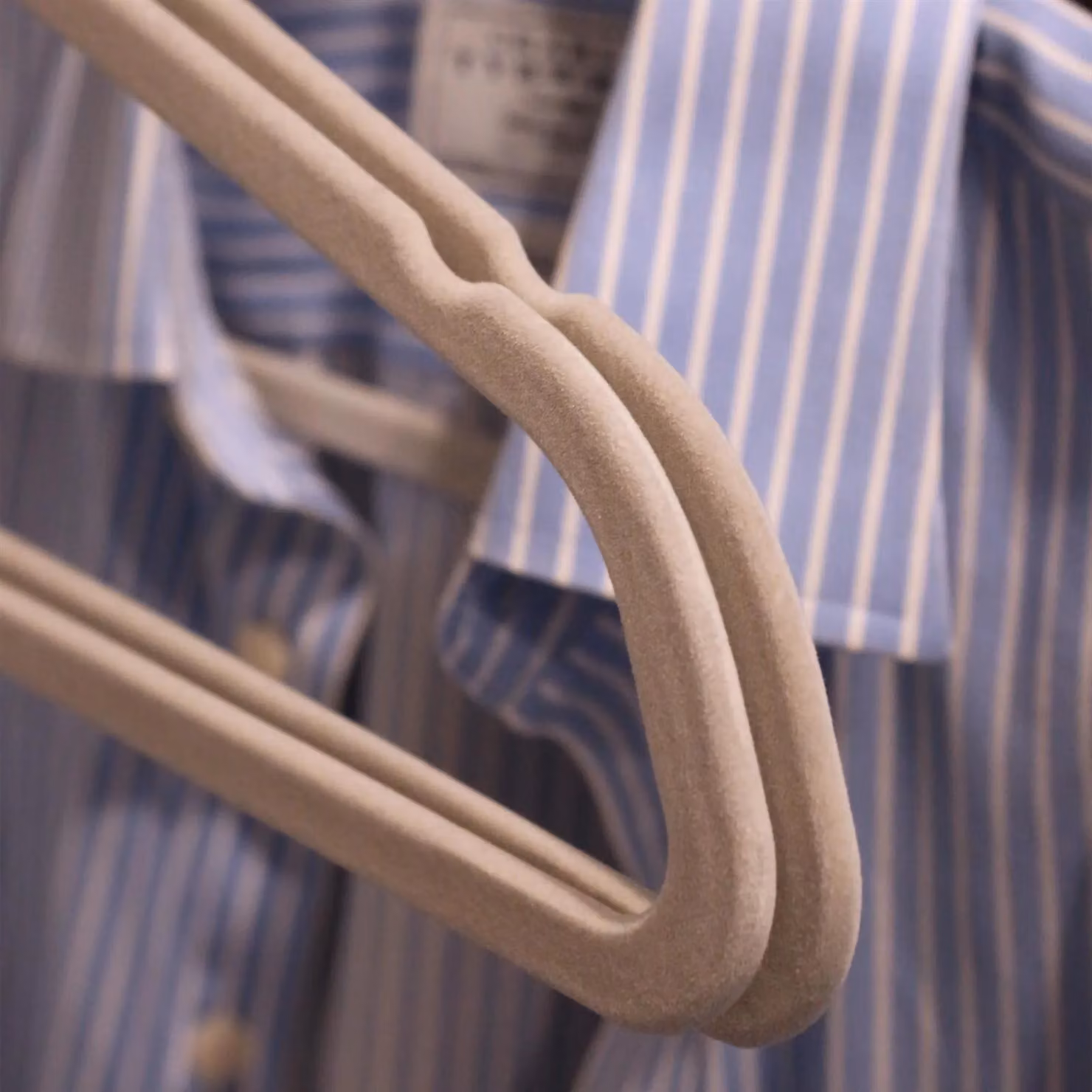 Harbour Housewares 25 Non-Slip Velvet Clothes Hangers with Trouser Bar in Grey – 3