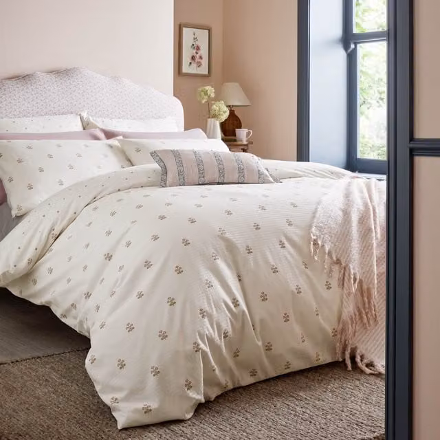 Laura Ashley Harthill Daisy Cotton Seersucker Duvet Cover Bedding Set in Raspberry Pink and White