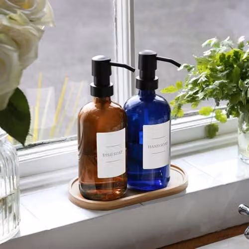 Harbour Housewares 2 Piece Glass Soap Dispenser Set with Bamboo Tray and Labels, 500ml Refillable Bottles with Black Pumps and White Labels – 3