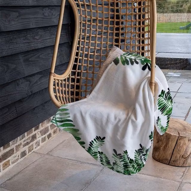 Benjamin Tate Design Green Botanical Leaves Floral Fleece Blanket in Green, Sand and White, W/D/H: 120 x 150 cm – 1
