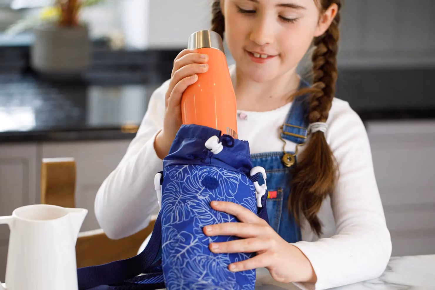 BUILT New York Hands Free Bottle Carrier in Blue and White, W/D/H: 9 x 11 x 25 cm – 8