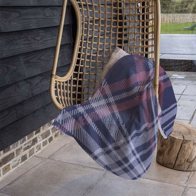 Benjamin Tate Design Fleece Tartan Plaid Pattern Blanket in Blue, Beige and Multicolour, W/D/H: 120 x 150 cm