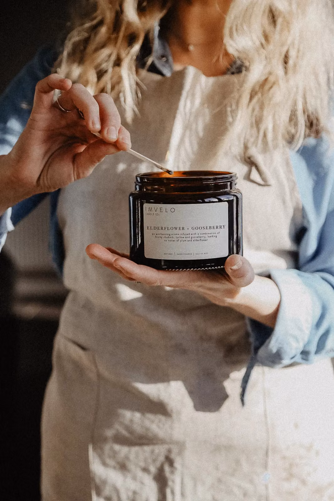 Imvelo Candle Co 3 Wick Elderflower and Gooseberry Scented Candle in Amber – 2