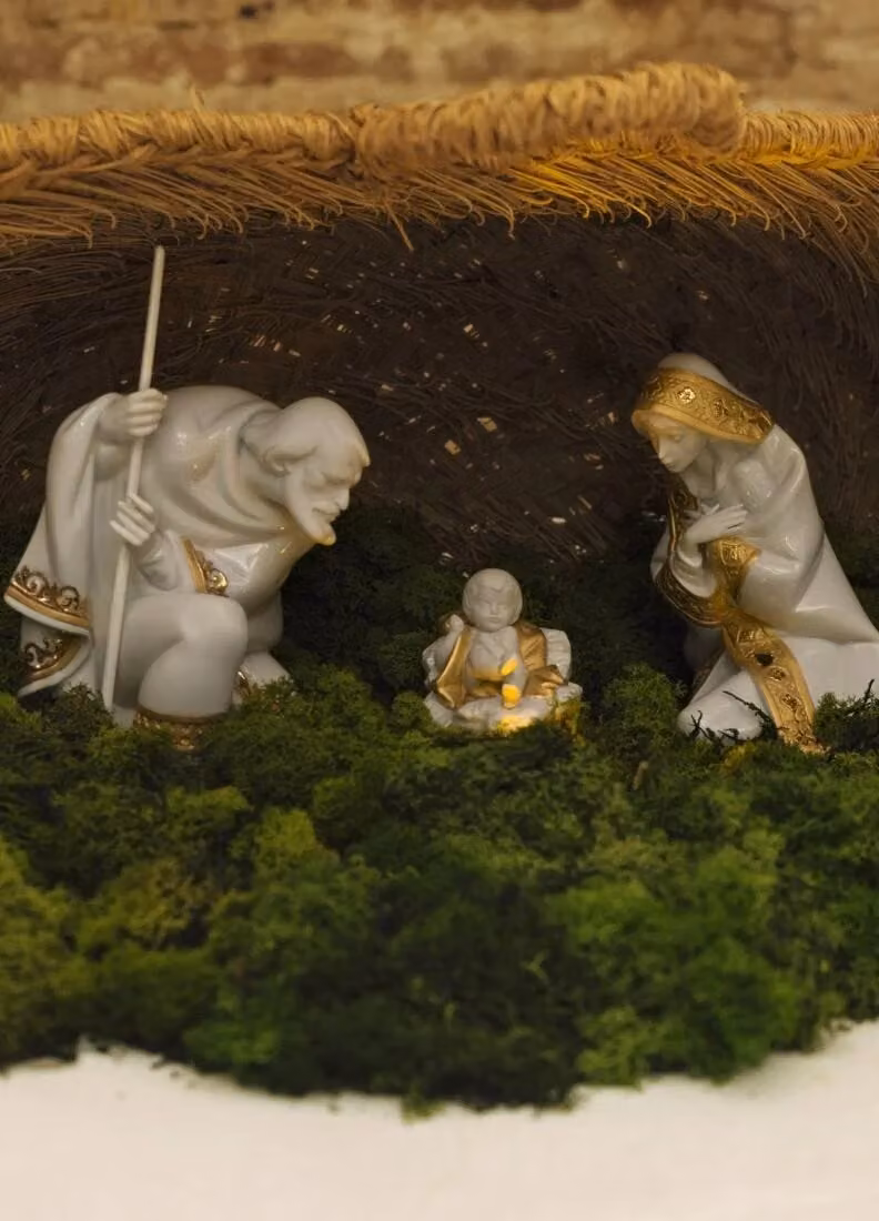 Lladró Baby Jesus Nativity Figurine in Gold and White Porcelain