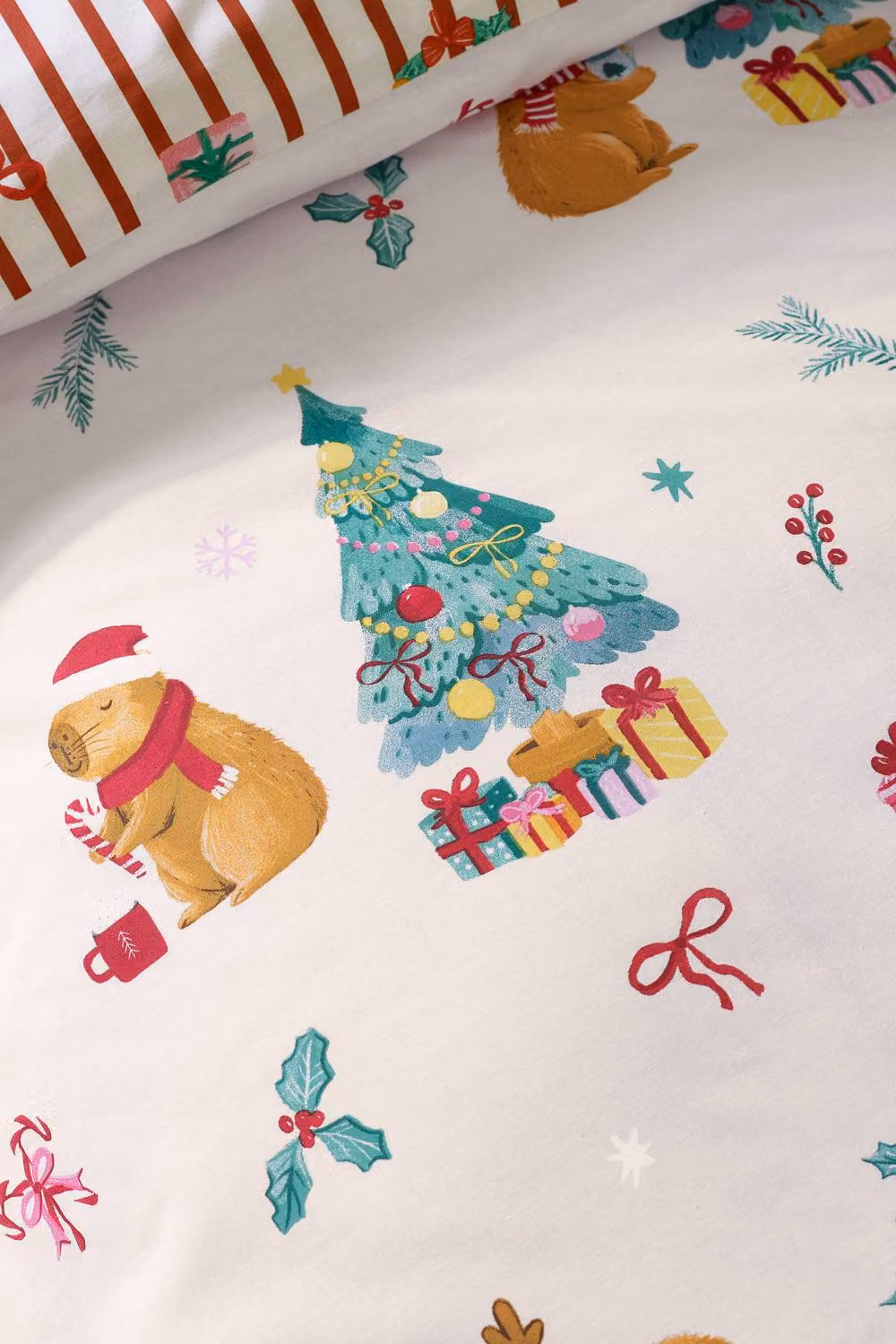 Catherine Lansfield Reversible Christmas Duvet Cover and Pillowcase Set in Beige – 2