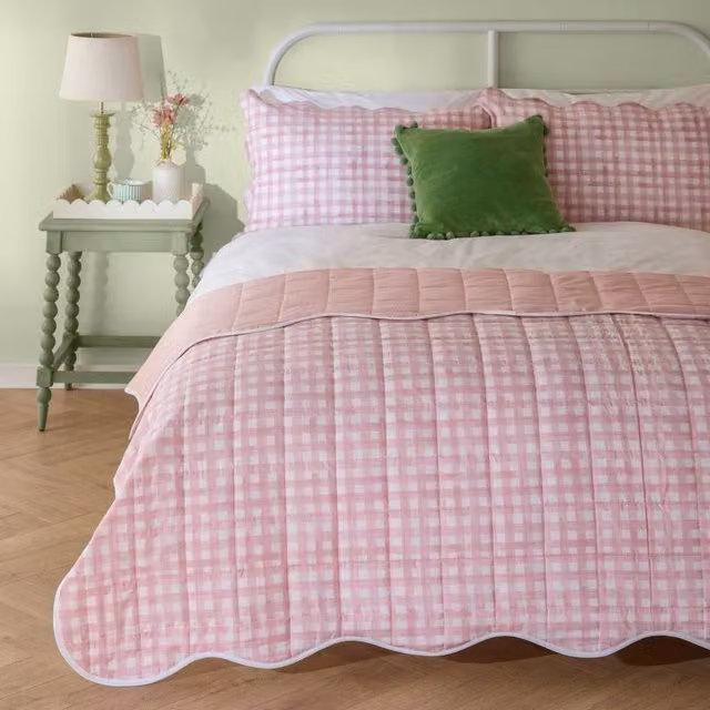 Furn Scalloped Quilted Bedspread in Pink, King Size