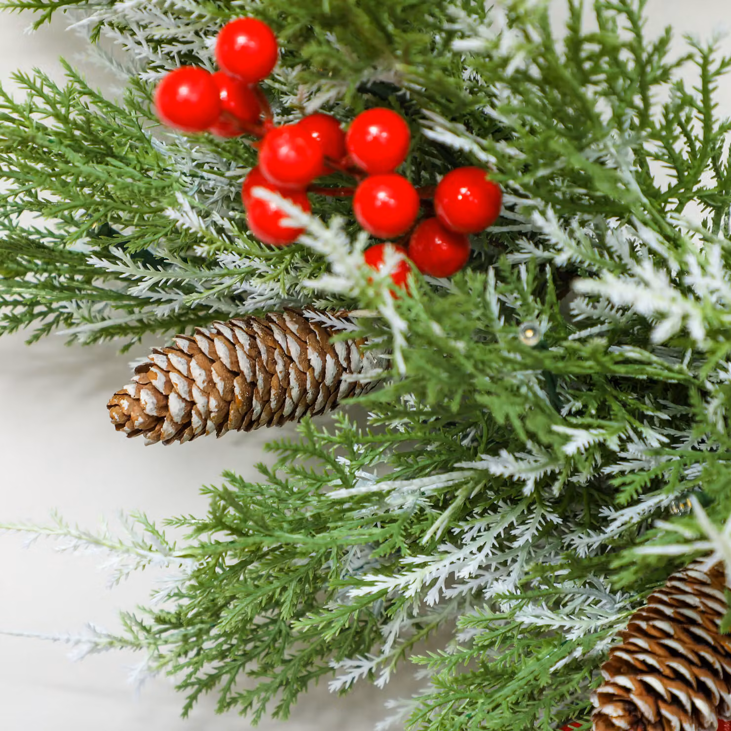 HOMCOM Green Prelit Christmas Door Wreath with 30 Warm White LEDs and Realistic Branches, 60 cm Diameter – 8