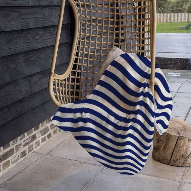 Benjamin Tate Design Wavey Lines Geometric Fleece Blanket in Blue or Beige, W/H: 120 x 150 cm – 1