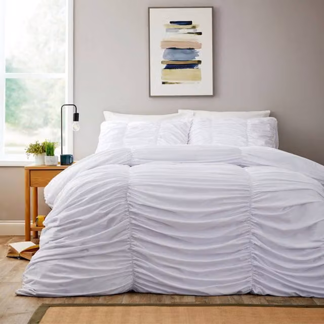 New Edge Blinds Ruched Duvet Set in White, 200 x 200 cm
