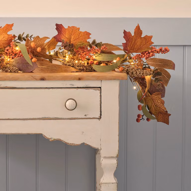 Lights4fun 1.5m Pre Lit Maple Orchard Autumn Garland in Green, Red and White