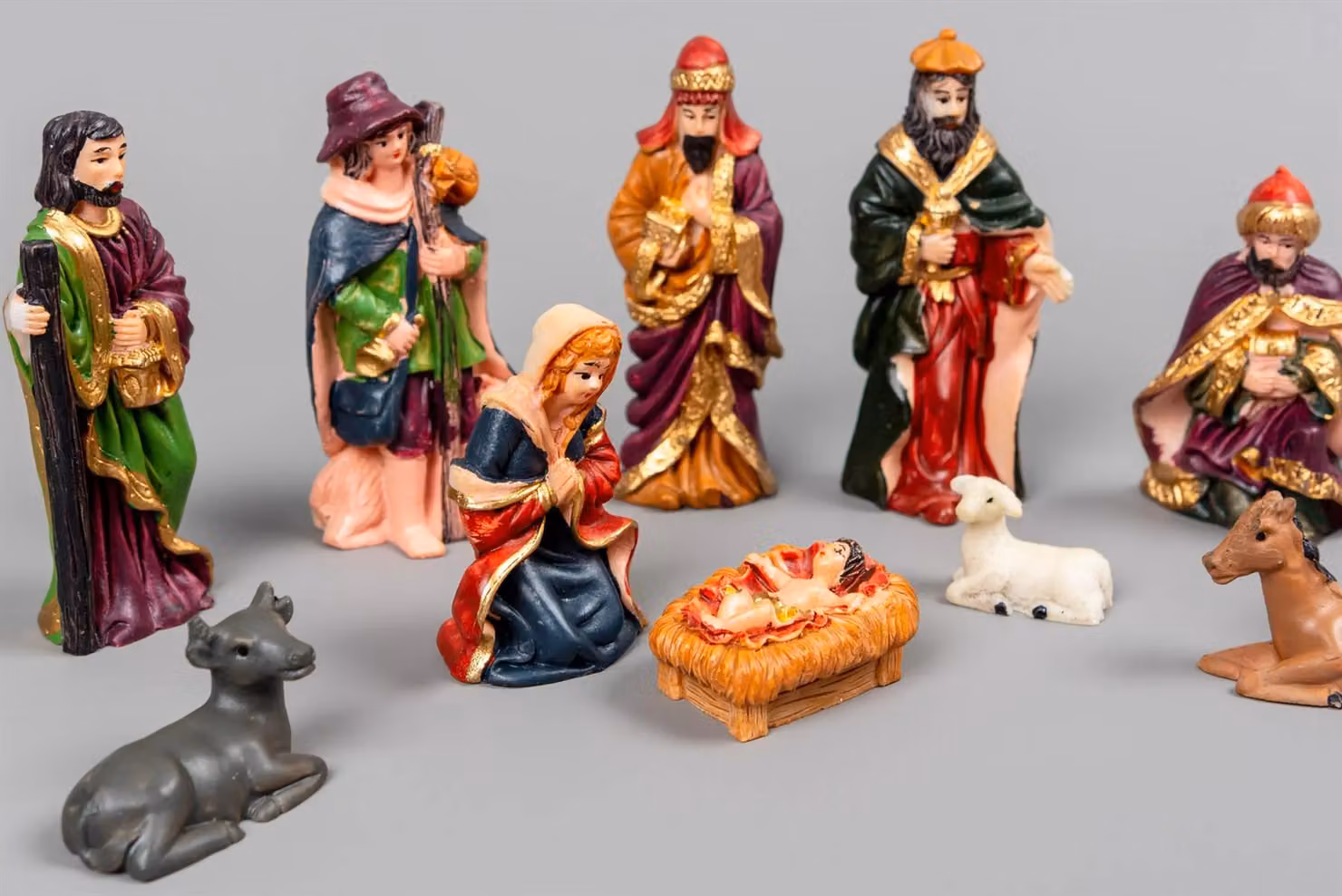 Shatchi Handmade Nativity Scene Wooden Stable Figurine, Multicolour Christmas Decoration – 12