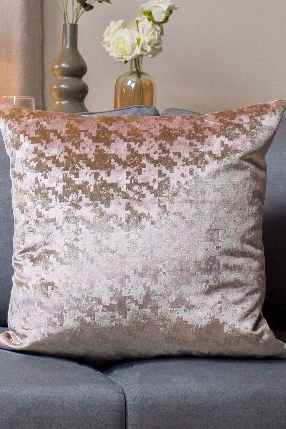 Ashley Wilde Nevado Velvet Houndstooth Cushion in Gold and Pink, W/D/H: 50 x 50 x 50 cm – 3