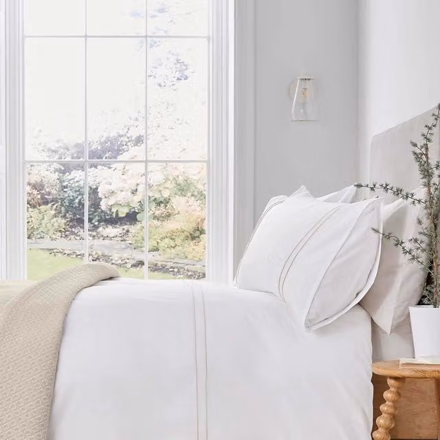 Murmur Catherine Super Kingsize Cotton Percale Duvet Cover in White and Beige