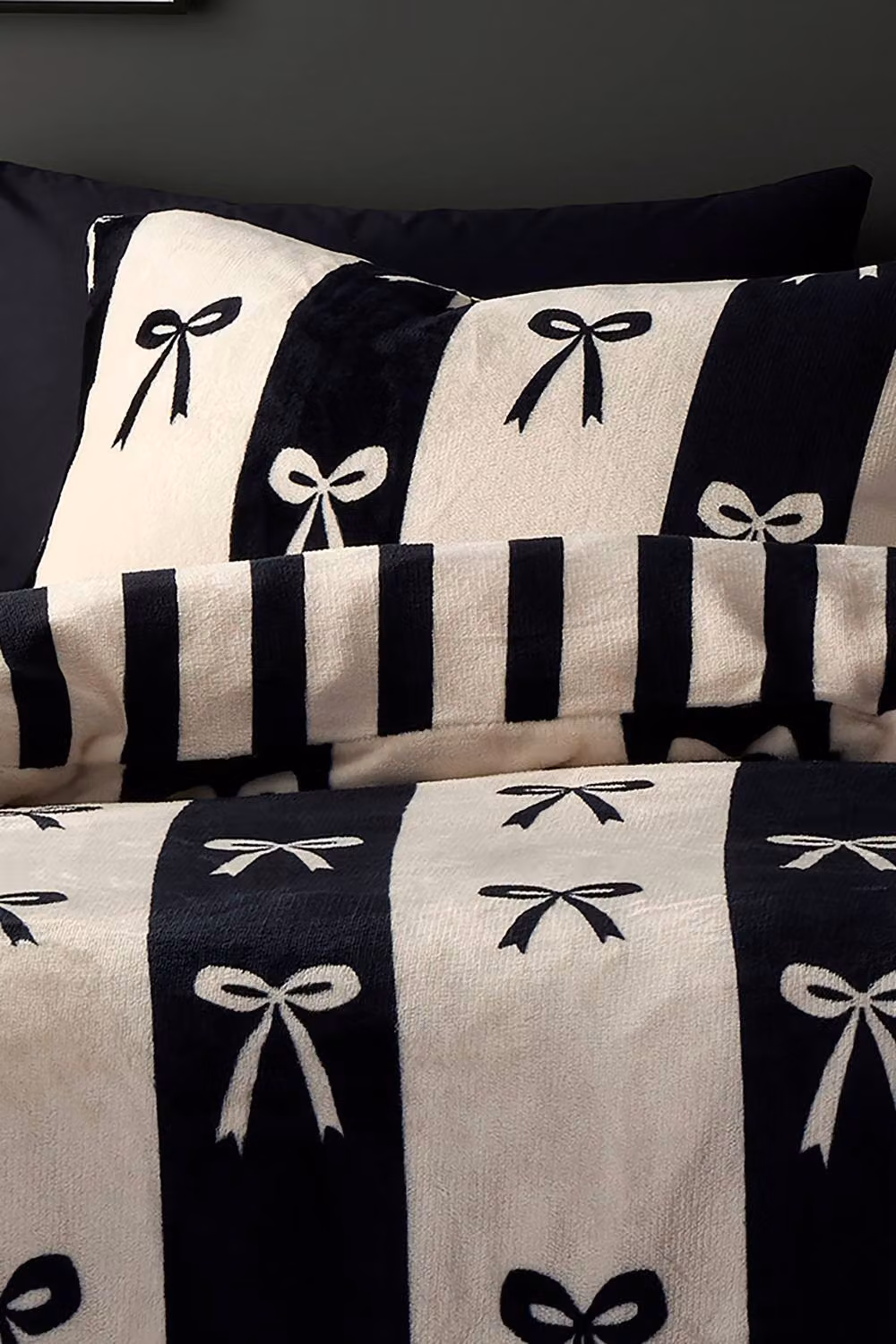 Fusion Bows Reversible Striped Soft Fleece Duvet Cover Set in Black, W: 200 cm x H: 200 cm – 2