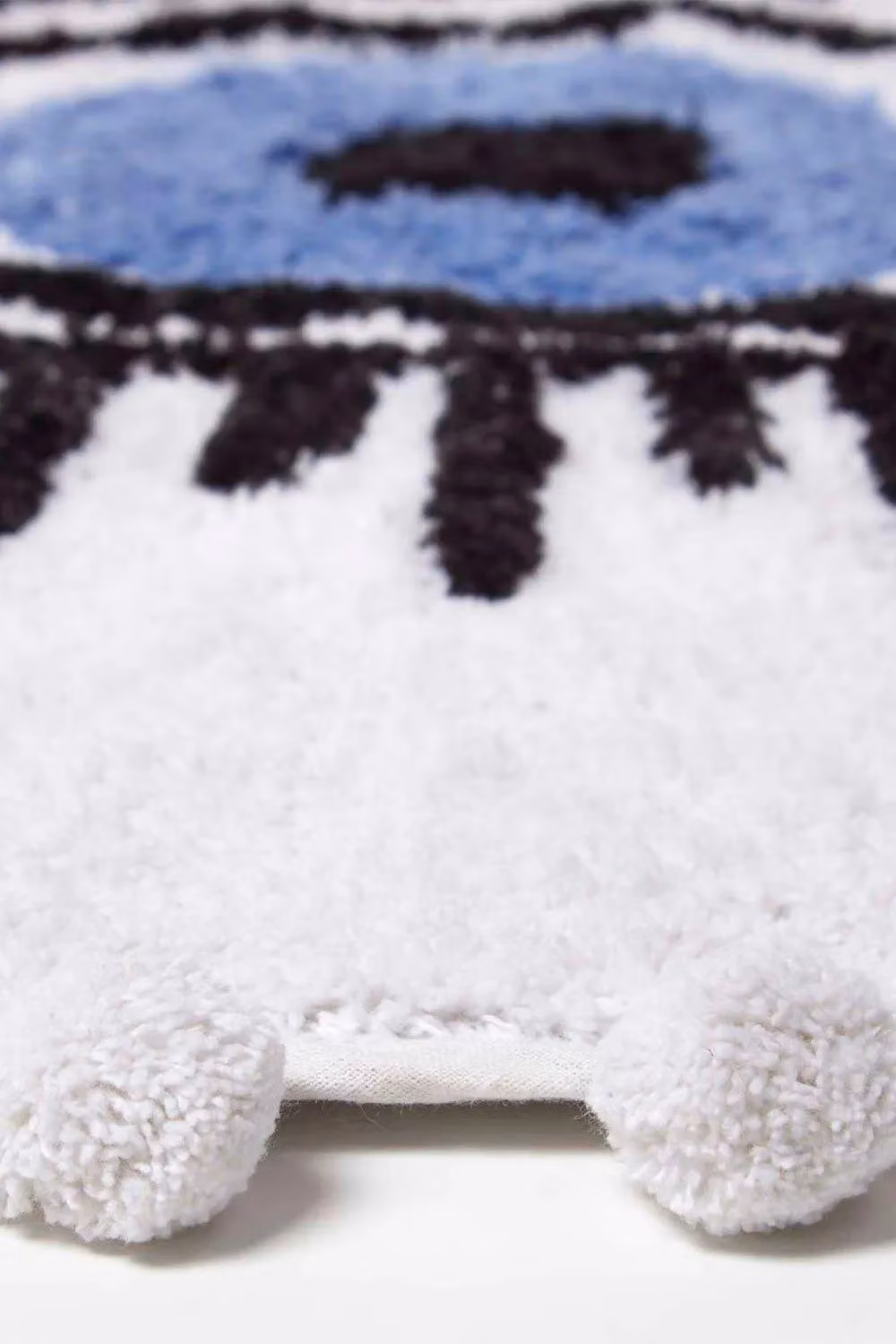 Homescapes Eye See You Round Cotton Bath Mat with Pom Pom Edges in Blue and White, Diameter: 60 cm – 3