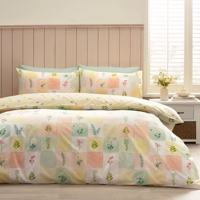 Catherine Lansfield Daisy Patchwork Reversible Single Duvet Cover and Pillowcase Set, Yellow and Multicolour, W/D/H: 135 x 200 cm and 50 x 75 cm
