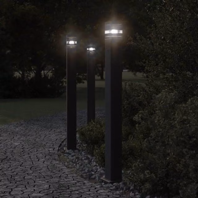 Berkfield Home Black Aluminium Outdoor Floor Lamp with Outlet, Height: 110 cm