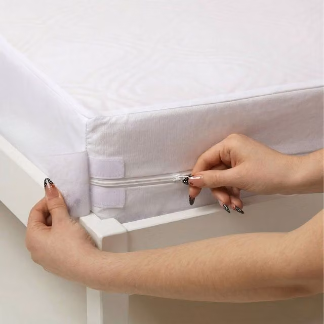 Homescapes White Zipped Cot Bed Mattress Encasement, 10 cm, Waterproof and Mite-Proof