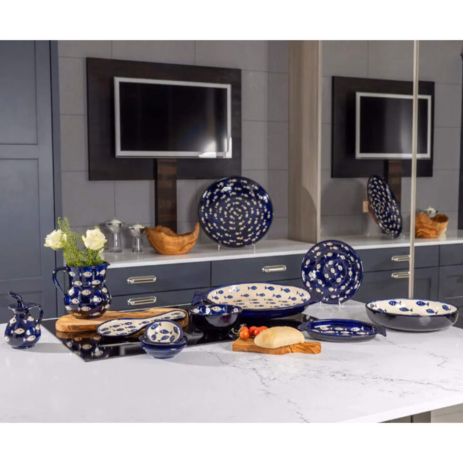 Verano Spanish Ceramics Blue and White Hand Painted Fish Ceramic Serving Platter, Diameter: 42 cm – 5