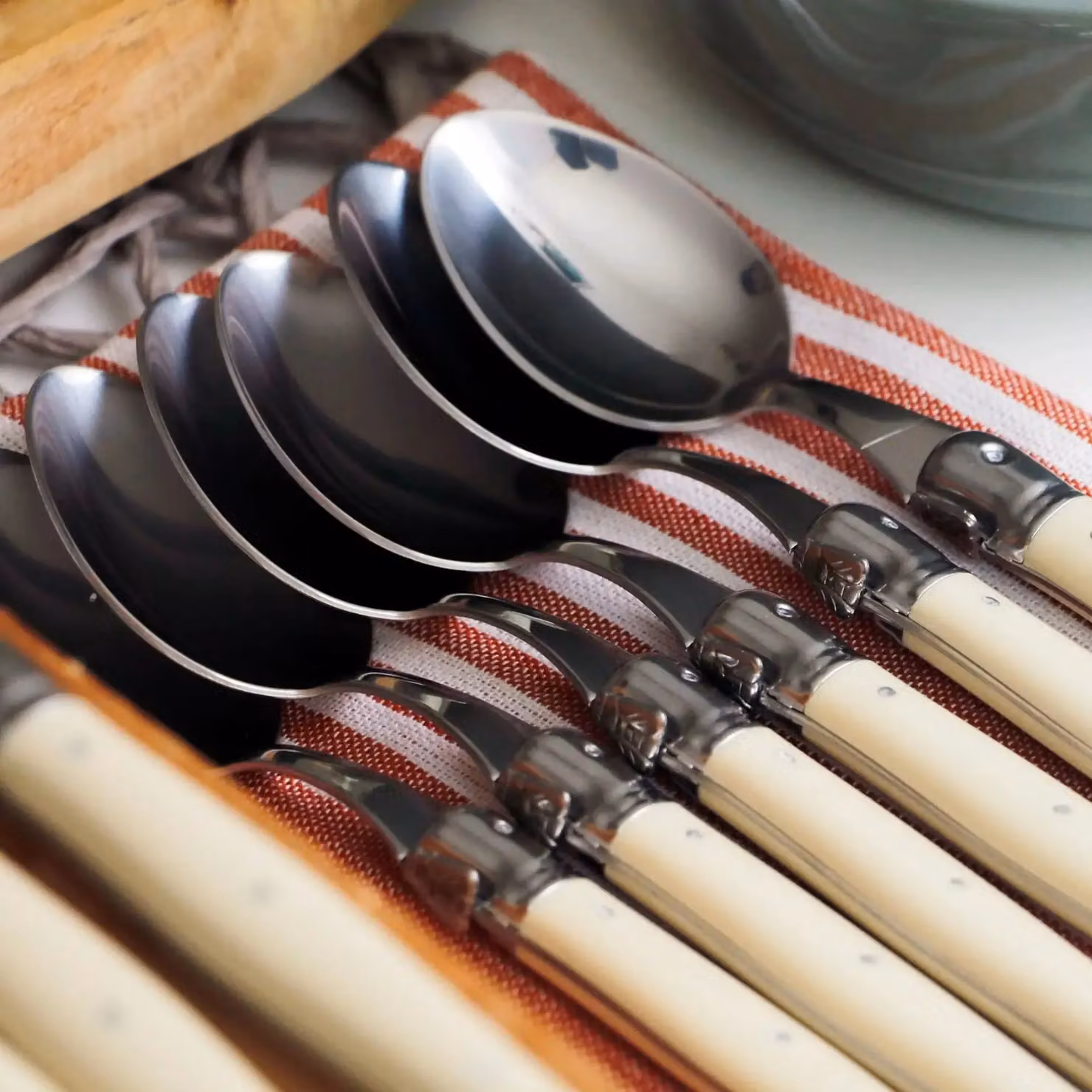 Laguiole 6 Piece Stainless Steel Dinner Spoon Set with Polished Silver Finish and Beige Wooden Tray – 2