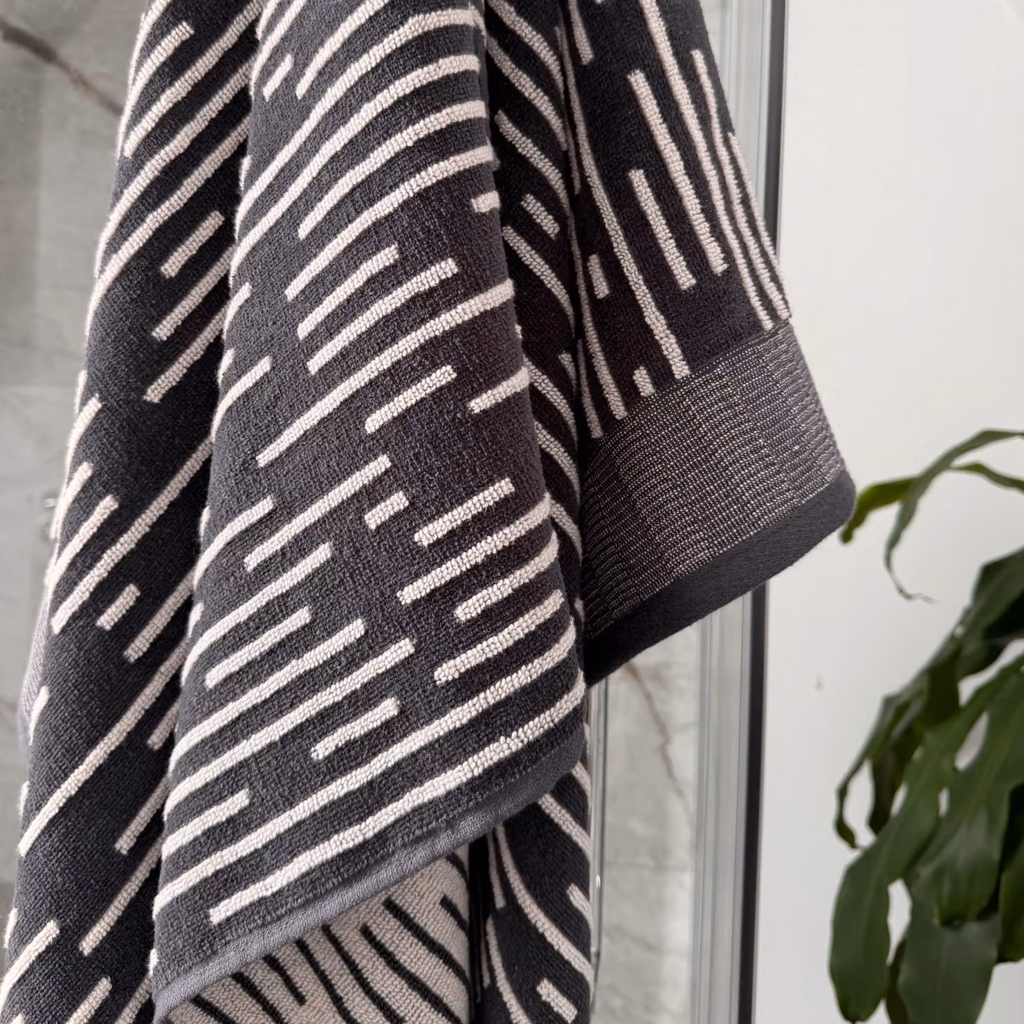 Allure Bath Fashions Pack of 2 Barcode Stripe Hand Towels in Grey, 100% Cotton, W: 50 cm, H: 85 cm – 2