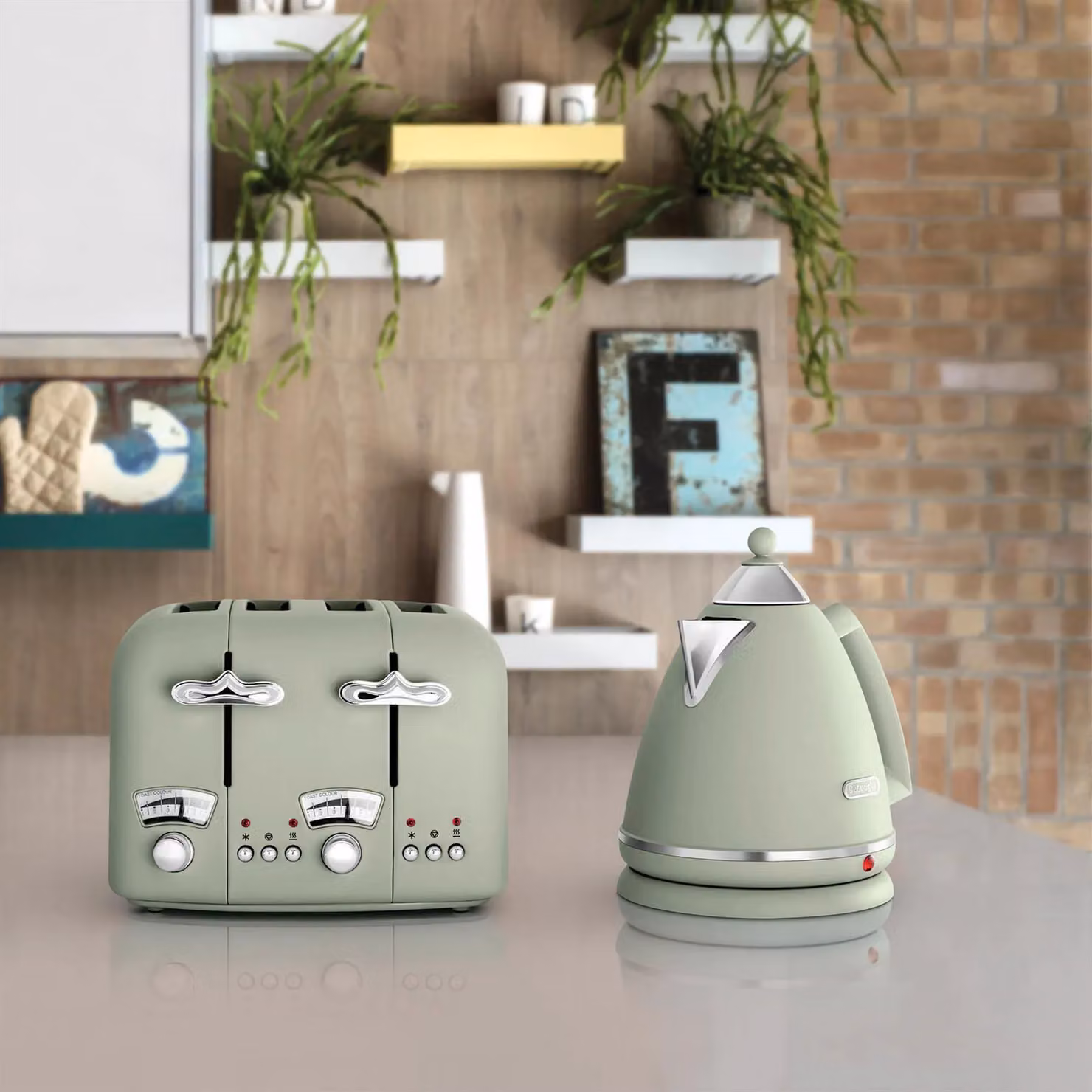 DeLonghi Kettle and 4-Slice Toaster Set, Green – 2