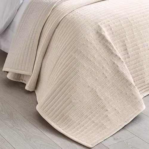 Catherine Lansfield Velvet Pinsonic Quilted Bedspread in Natural, W/D/H: 220 x 220 x 1 cm