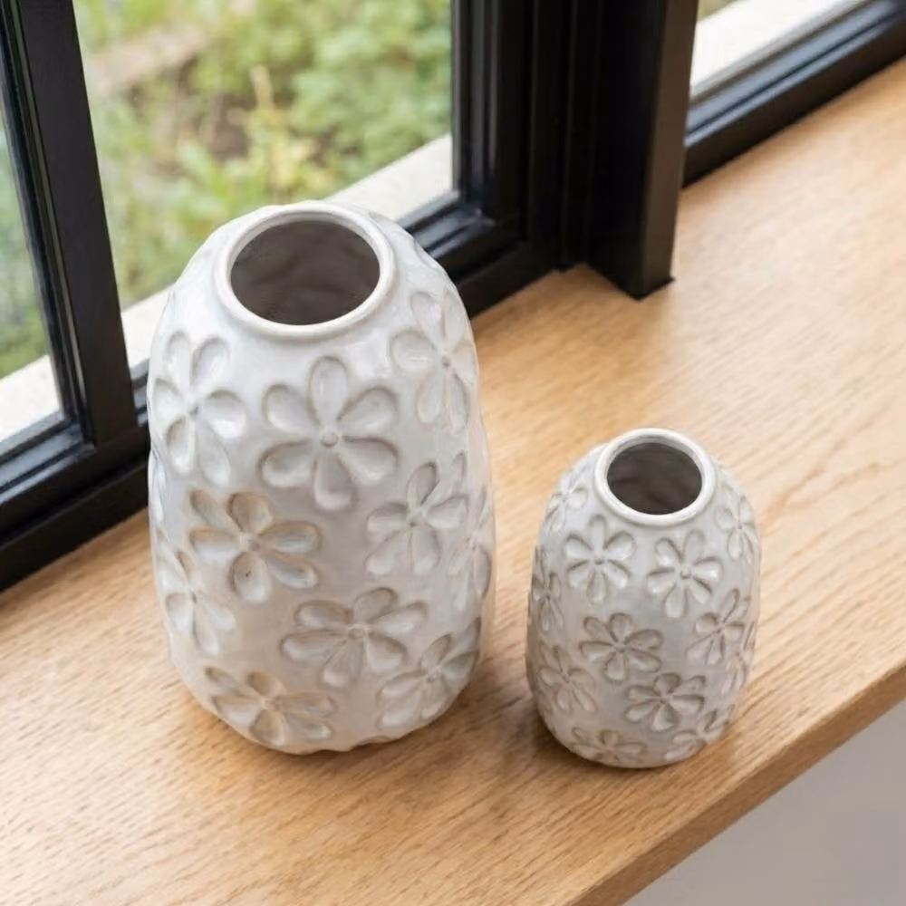 Garden Greatness Botanical Embossed Daisy Porcelain Vase Duo in White and Multicolour, H 20.8 cm x W 12.0 cm x D 11.5 cm – 2