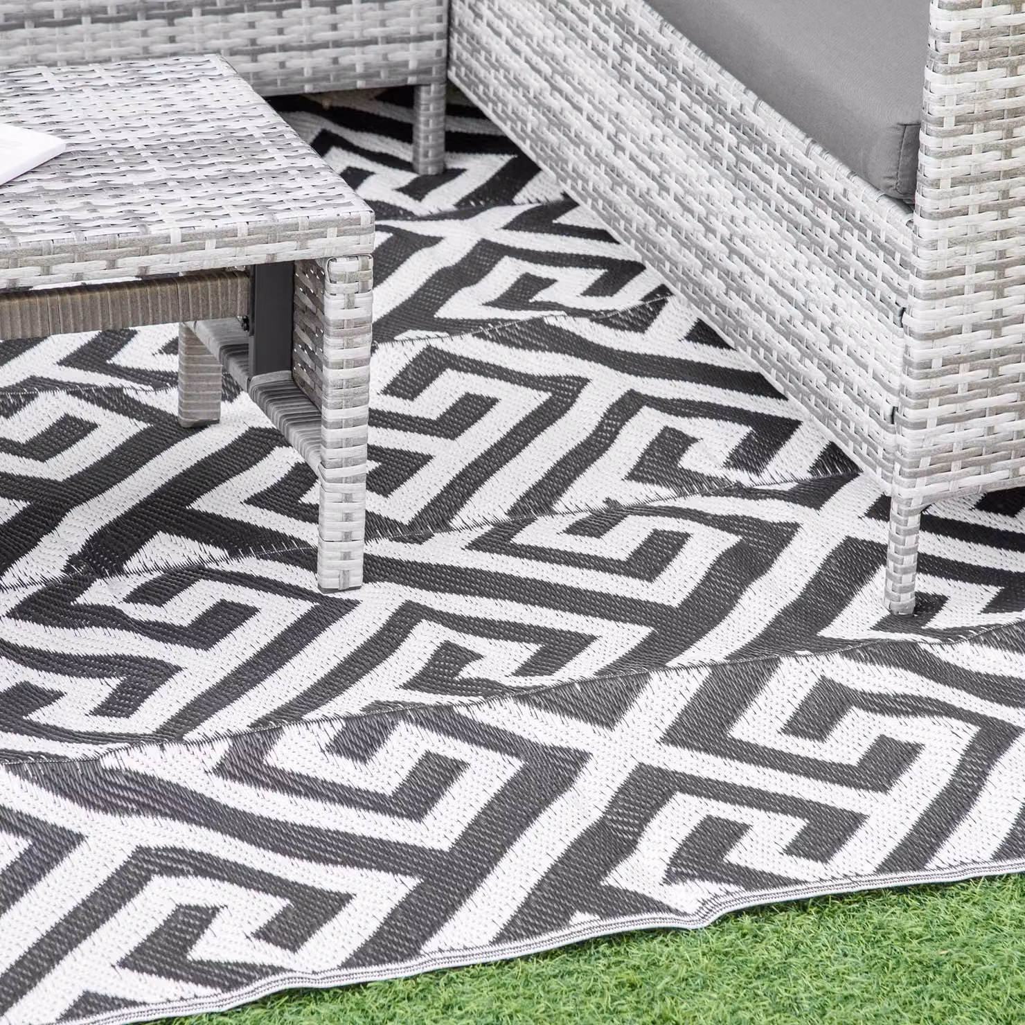 Outsunny Reversible Waterproof Outdoor Plastic Straw Rug in Black and White, 183 x 274 cm – 5