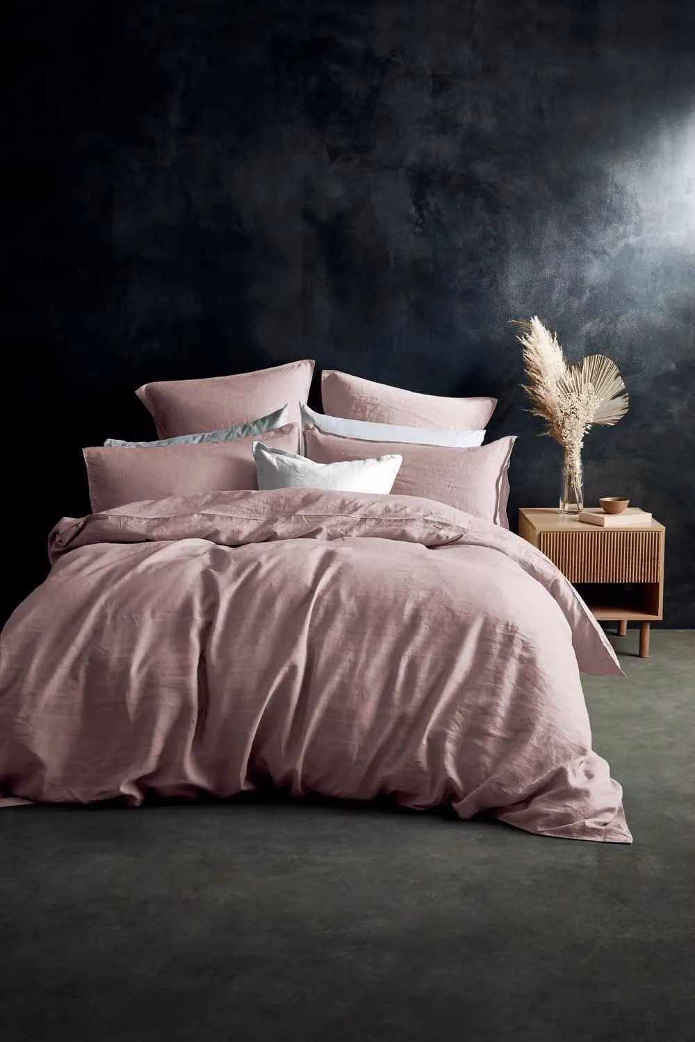 Lazy Linen Pure Washed Linen Fitted Sheet in Pink, W/D/H: 140 x 200 cm – 2