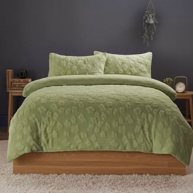 Snug City Daisy Embossed Ultra Soft Teddy Fleece Duvet Cover and Pillowcase Set in Green, Single – 1