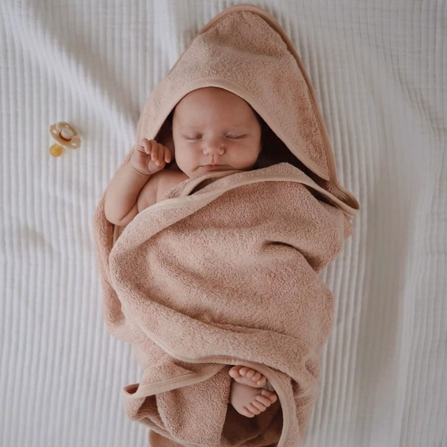 Mushie Organic Cotton Fluffy Hooded Towel in Pink – 2