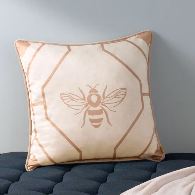 Riva Home Bee Deco Geometric Velvet Cushion in Gold and Beige, 43 x 43 cm – 2