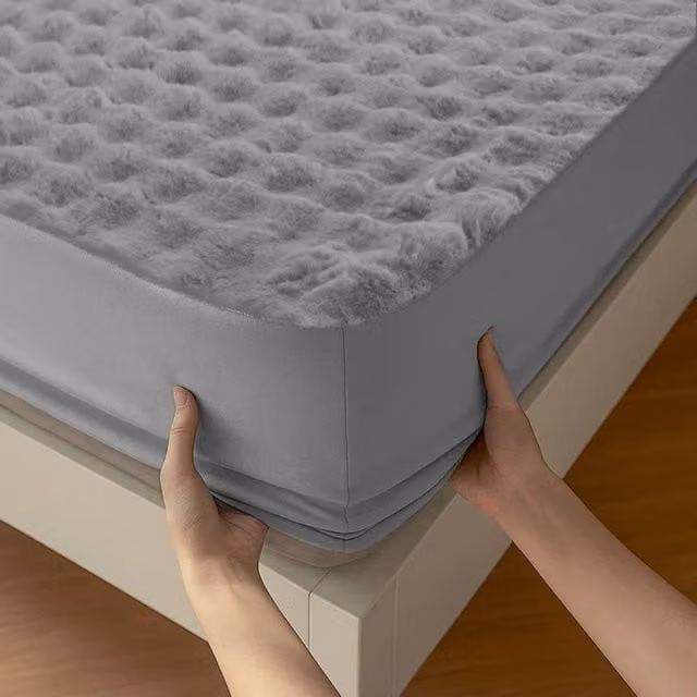 Sweet Dreams Alpine Bubble Faux Fur Fitted Sheet in Silver Grey, W/D/H: 180 x 200 cm