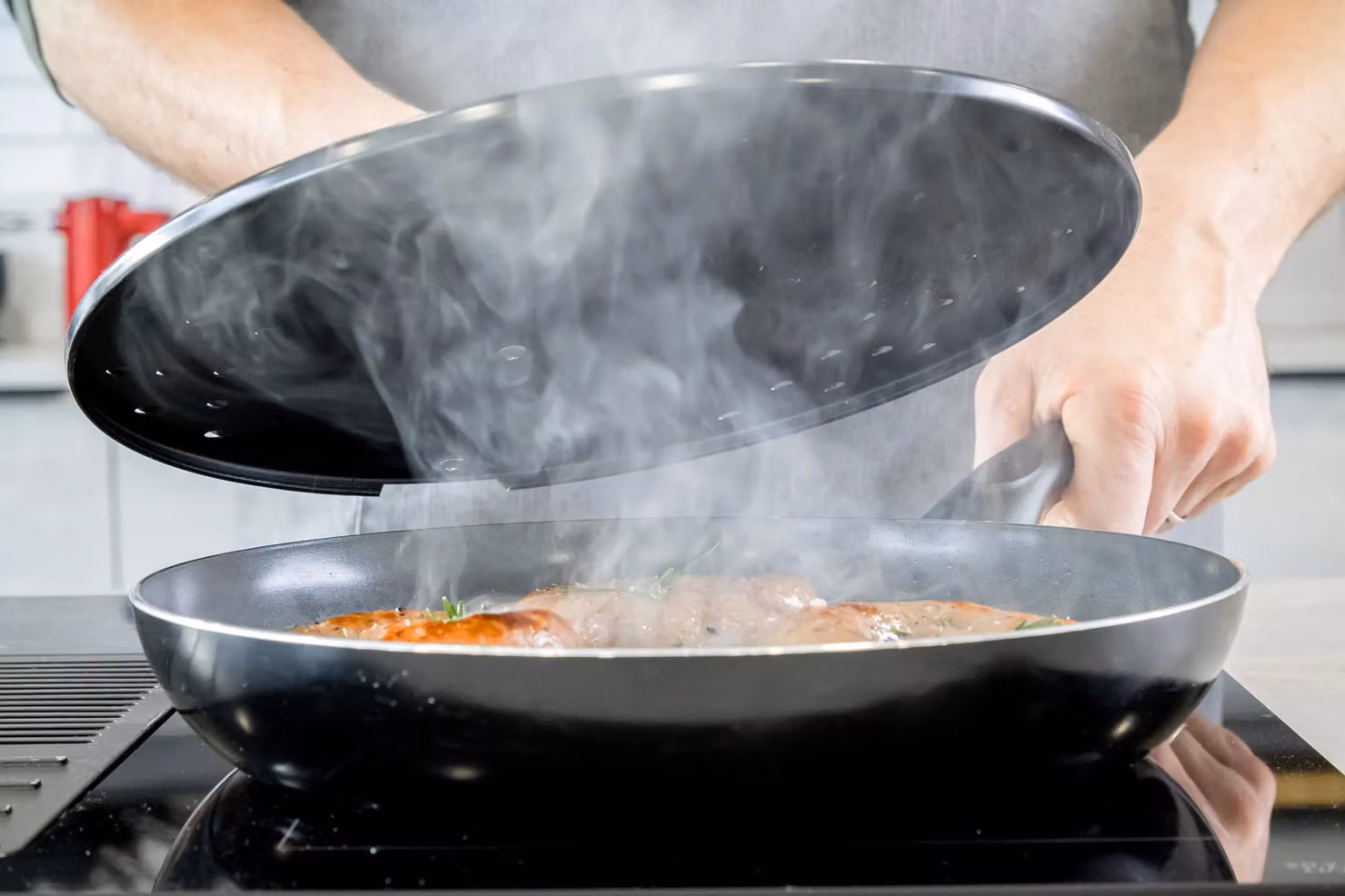 KitchenCraft Universal Splatter Guard Frying Pan Lid with Handle, Black, Diameter: 31 cm – 8