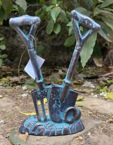 Inspirational Gifting Cast Iron Spade and Fork Doorstop Garden Ornament Sculpture in Bronze and Green, Height: 24 cm – 5
