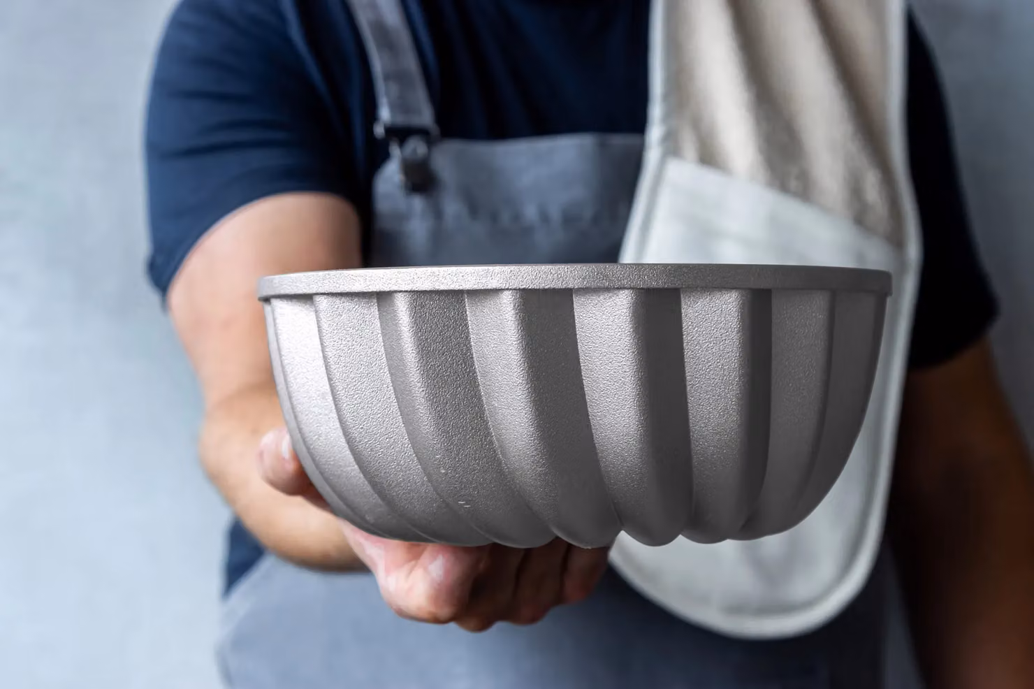 MasterClass Non-Stick Cast Aluminium Round Cake Tin with Decorative Swirl Design, Grey, 24cm – 9