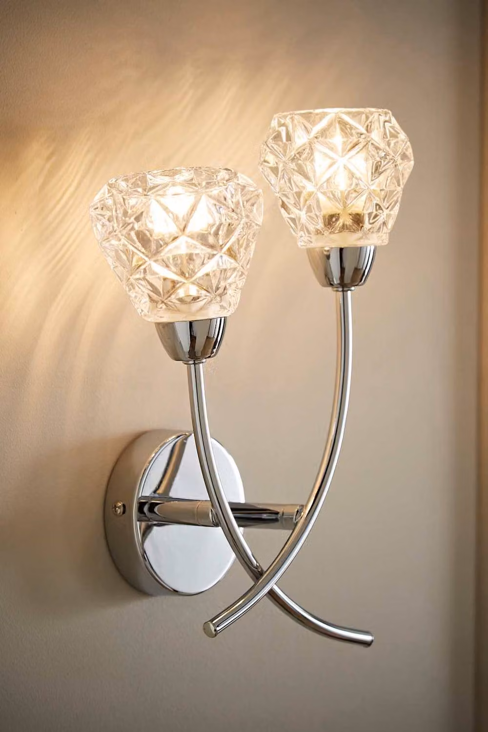 ValueLights Astley Pair of Chrome 2 Way Wall Lights with Transparent Crystal Shades in Silver – 2